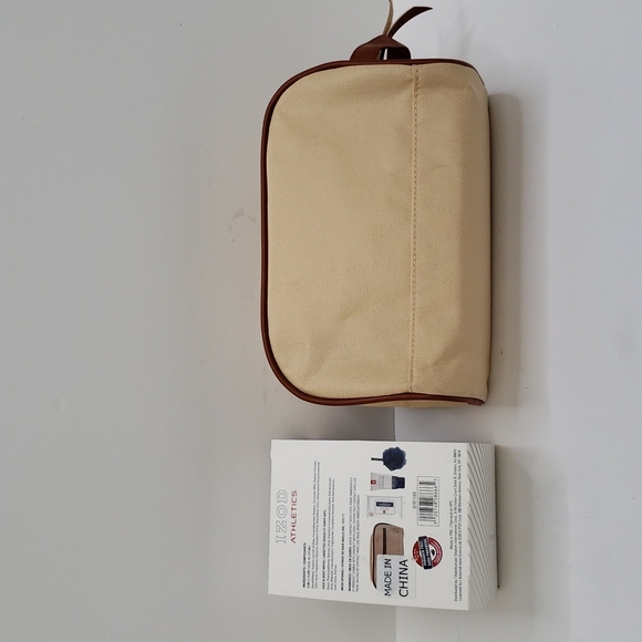 IZOD TRAVE TOILETRY BAG, INCLUDES BODY WASH, WET NAPKINS, BODY SCRUB - Picture 4 of 9